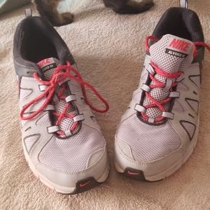 Men's nike tennis shoes.